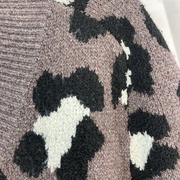 A New Day Oversized Sweater SZ M Leopard Print Soft V Neck Gray Black White Warm - Picture 6 of 13